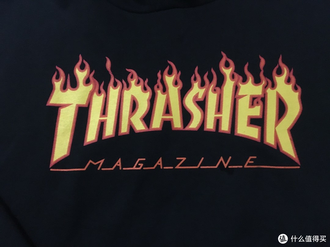 胸口上有一团火焰的Thrasher卫衣，了解一下