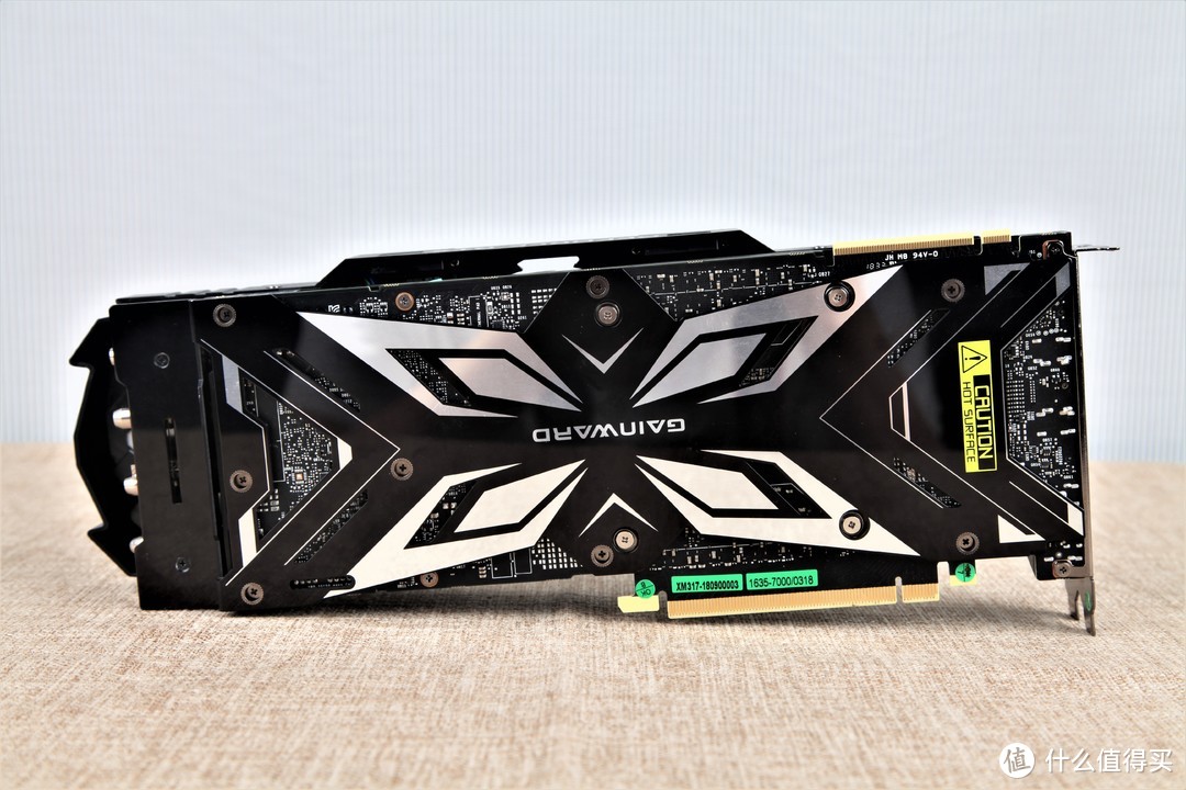 耕升RTX2080ti 加装了超合金骨骼背板，赋予打磨反光镜面，保证了防止显卡弯曲保证质量的同时也改善了背板的外观，令人好奇的是在装有RGB灯光效果的机箱中会有怎么样的反光表现呢？（看到拍照了人了吗23333333）