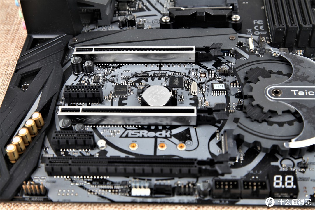 华擎主板采用双PCIE 3.0合金插槽，可以满足超频玩家双显卡的需求，为超频玩家提供更强大的超频平台。