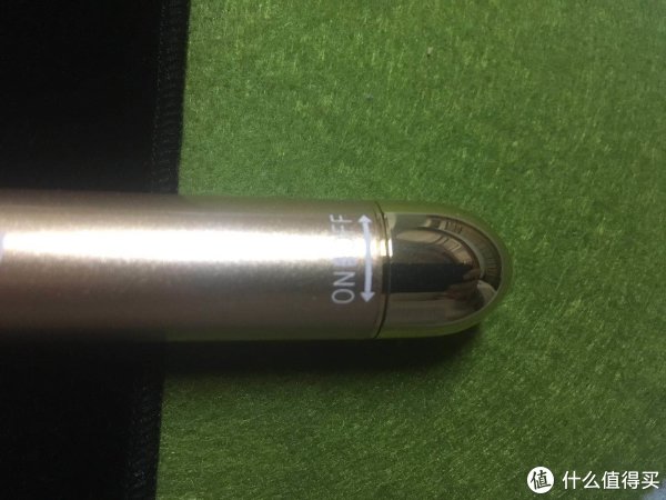 美容棒的开关在尾端，旋转开闭，再转卸下尾部更换电池