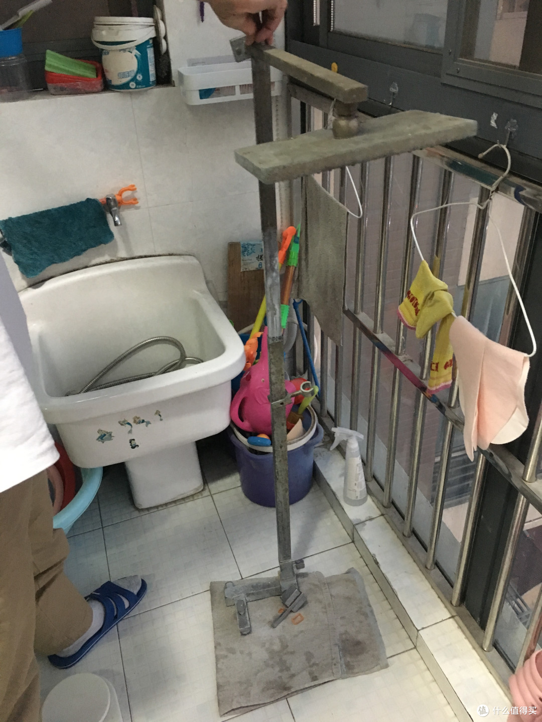 勉强组装了一下,让老婆帮我拍了一下(手持花洒没有安装,还在拖把池里)