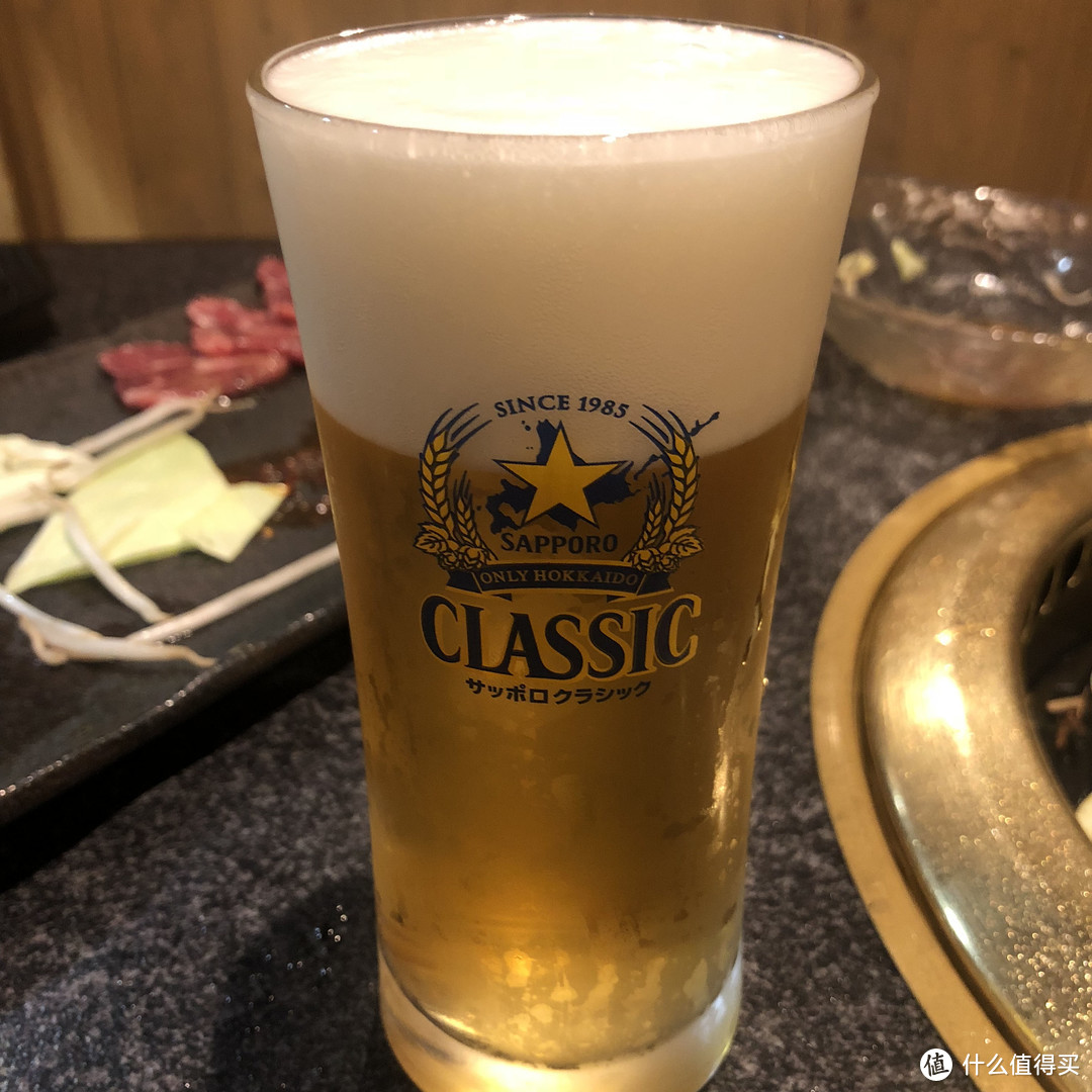 在烤肉店用一杯札幌啤酒结束了在函馆的第一晚