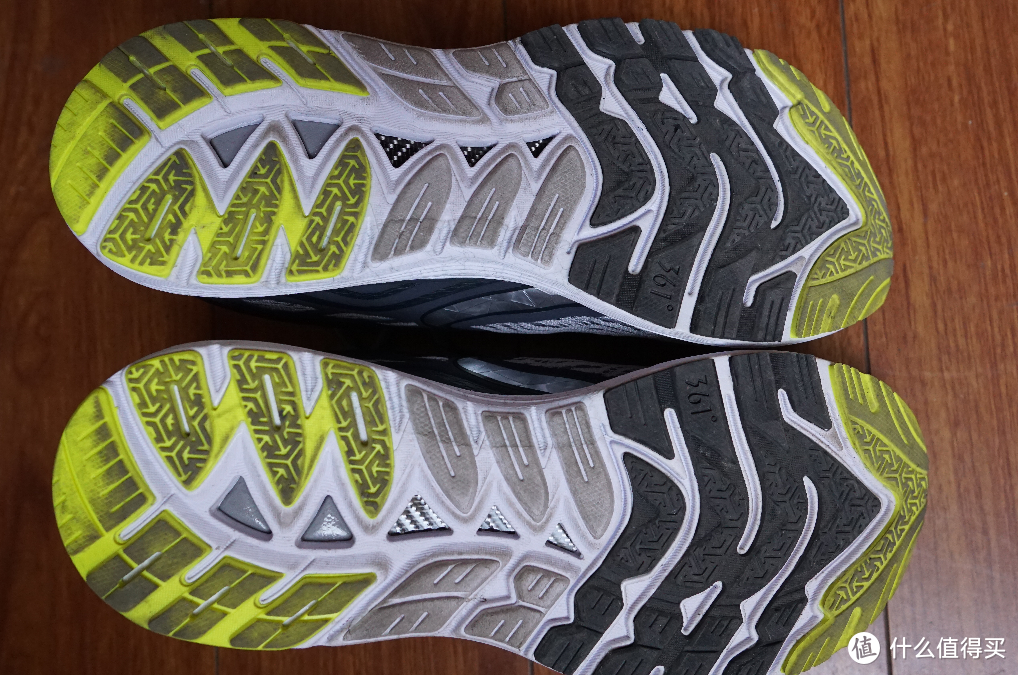 跑完十公里后，鞋底并没有什么明显的磨损痕迹，耐久应该还是不错的。