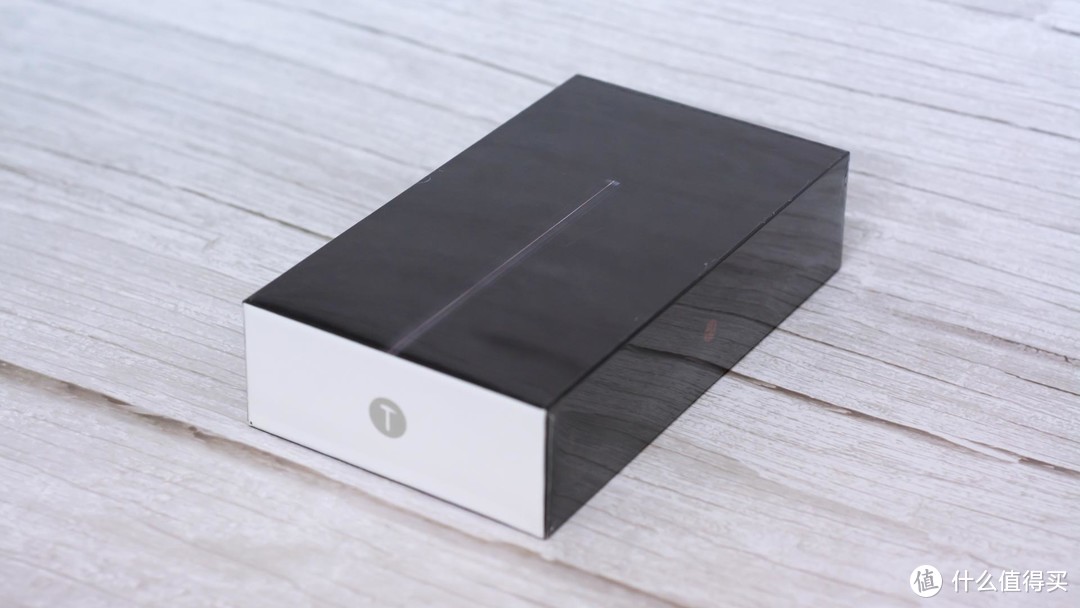 ▲包装盒采用了比较简约的设计，黑色为主色调，正面为手机的侧面图，包装盒2侧为锤子科技的Logo，背面为手机的一些参数