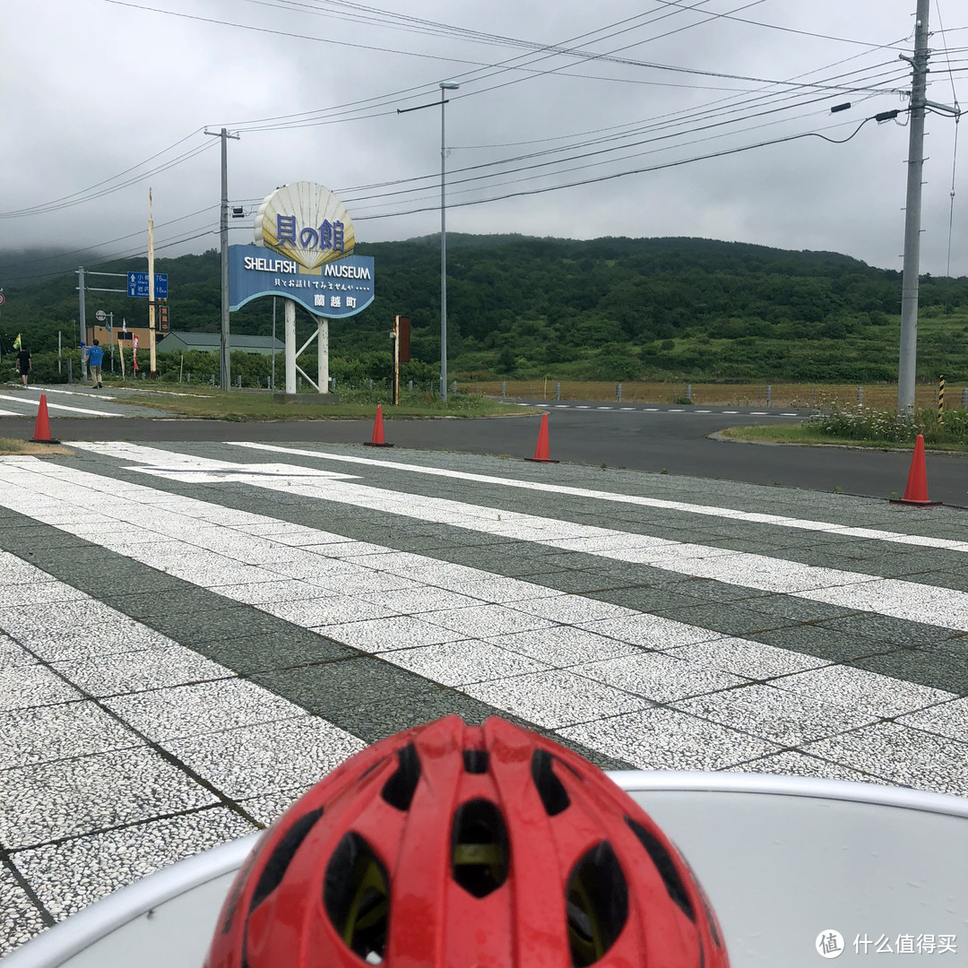 天气渐渐转好，在公路休息站一边啃着玉米一边晒太阳