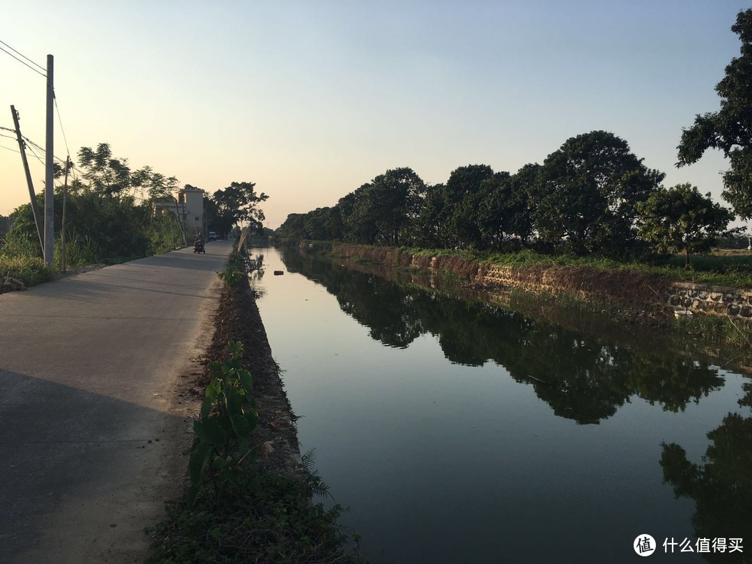 一河两岸农村景色