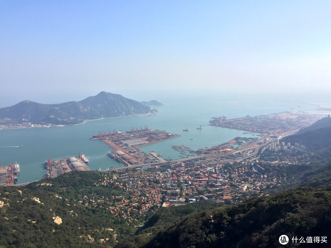 离开法起寺后在观光车等候区换乘下一站的观光车就可以达到海上云台山的景区入口了，对于在内陆地区长大生活的我来讲，不知为什么对港口和大海很有向往。沿海地区的同学可能对此不屑一顾吧，怎么说呢。就好比我在青海时遇到的一个广州的游客，用他话来讲这辈子这是第一次看到雪，然后零下十多度的气温他直接在雪地打起滚来，看的我们这群北方人目瞪口呆...