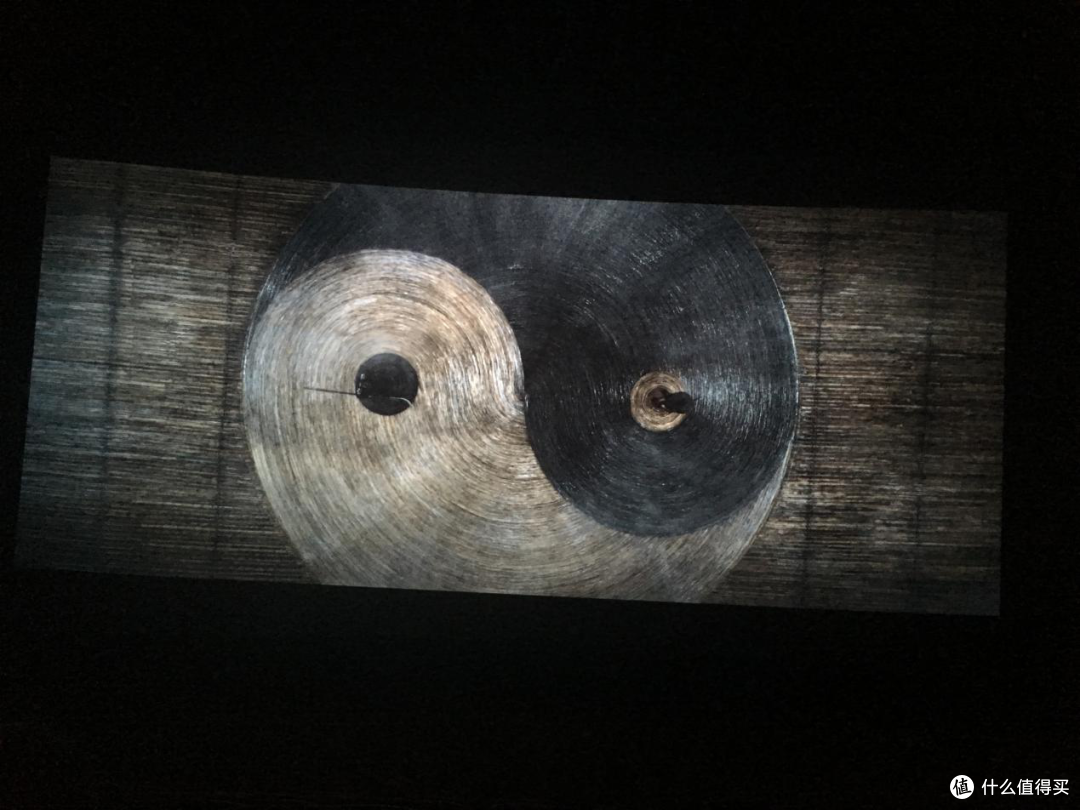 雨水下布上了太极八卦,太极八卦里阴阳变幻,阴阳相斗中琴瑟合鸣,乐曲