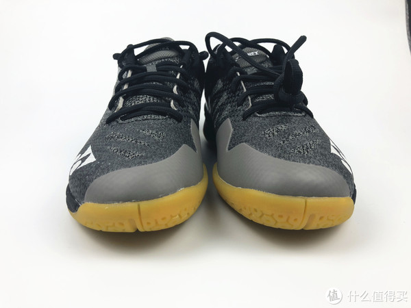 从前面看鞋子还是很修长的，但黄色、灰色、黑色的配色的确没有高配版的颜值高
