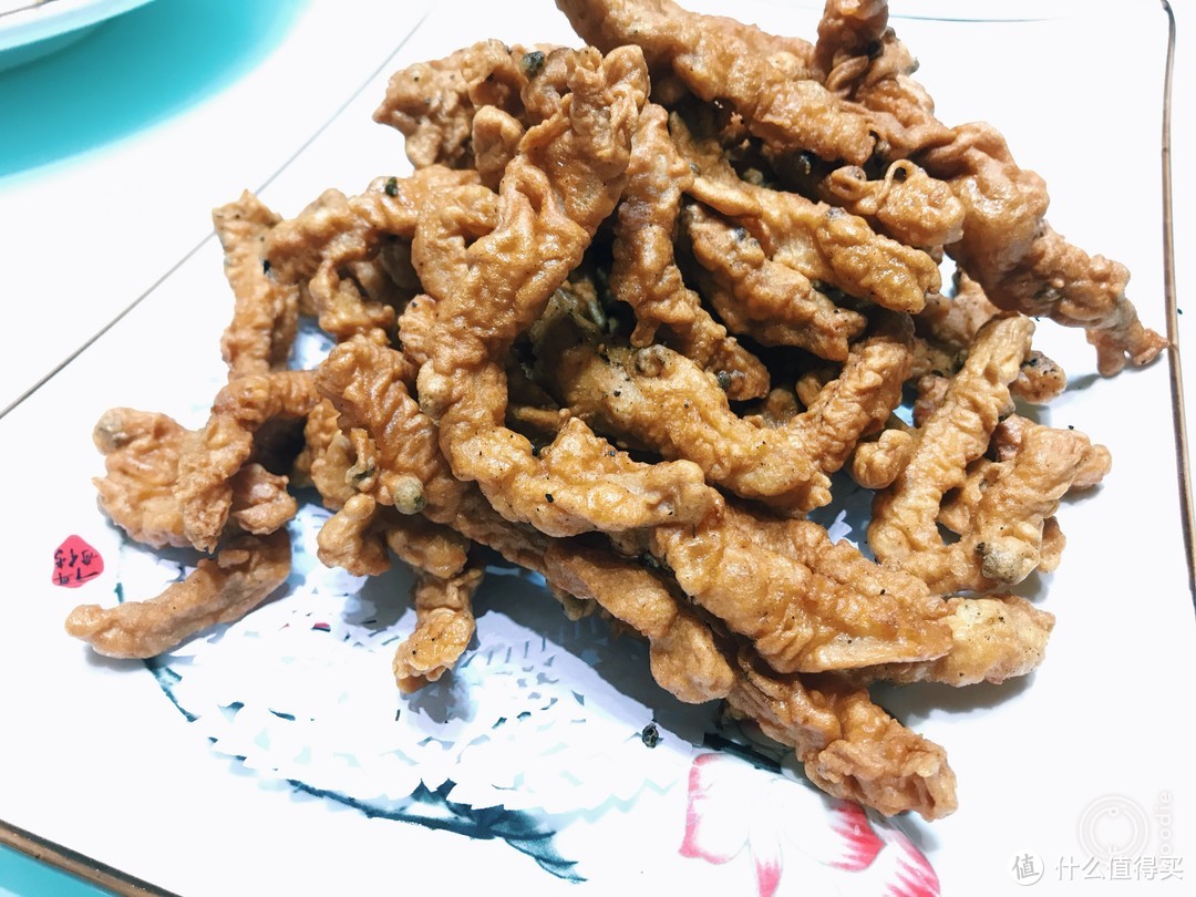 曝光过度，其实是深色的，来自三益食府