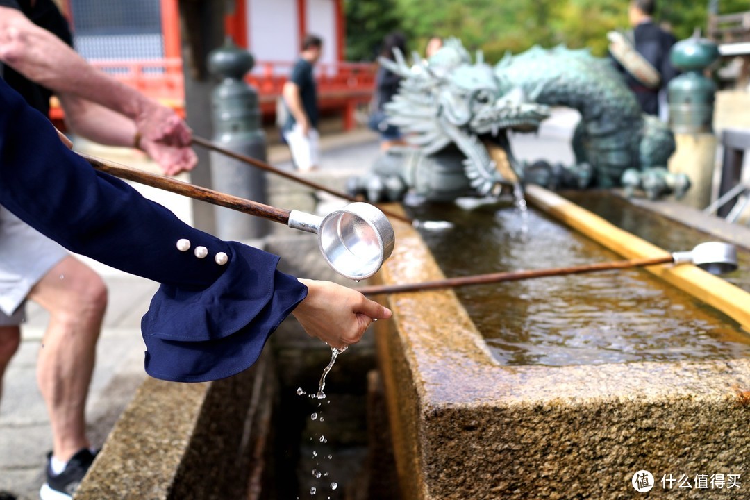 神社门口的手水舍