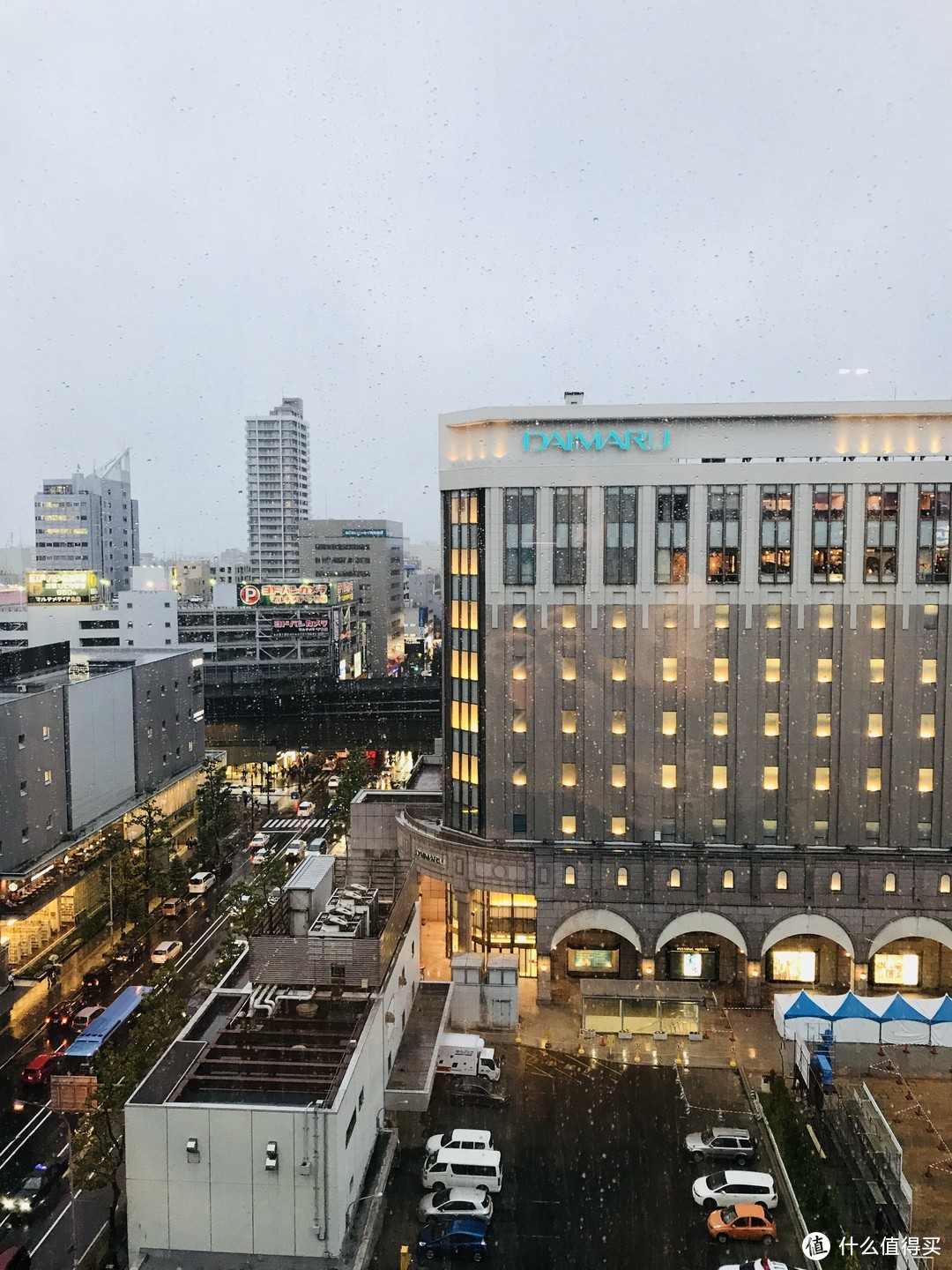 入住酒店，对面的就是大丸，右手边就是札幌车站，地理位置还是不错的，就是酒店房间太小，转身都感觉有点麻烦。