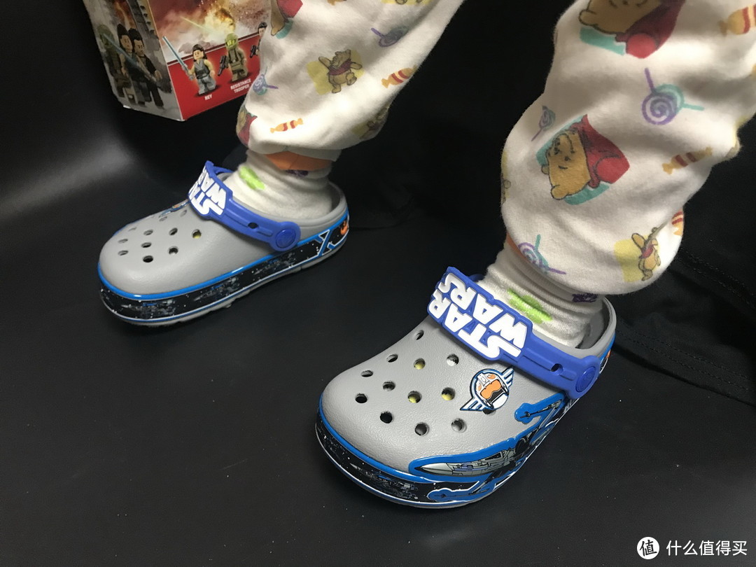 小星战迷的装备：Crocs 卡骆驰 星球大战  X-Wing 可发光童鞋