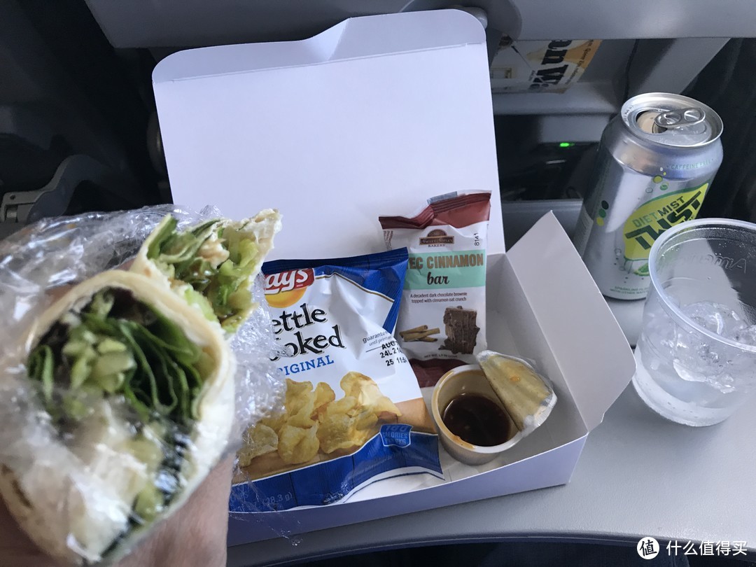 美国航空餐食（鸡肉卷及酱汁、原味乐事薯片、巧克力威化饼）