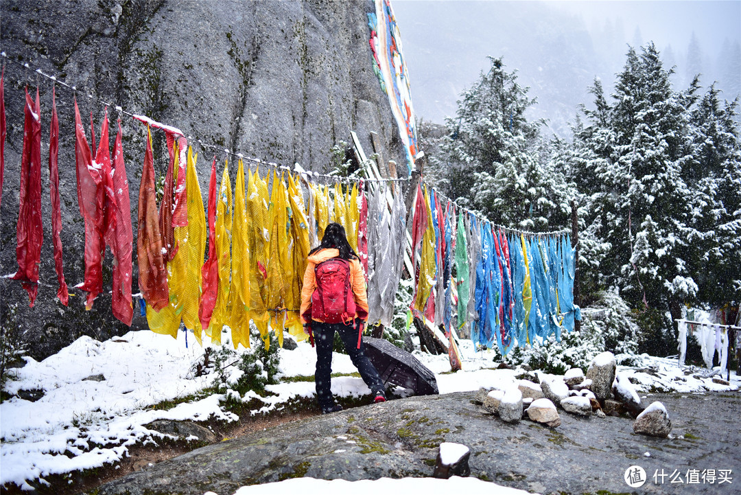 在措普沟遇到雨雪天时，背包的弹力袋很快就被淋湿，而尼龙面包上的雪水一拍就掉，但长时间还是让包内有浸透。要是搭配有防雨罩就好了