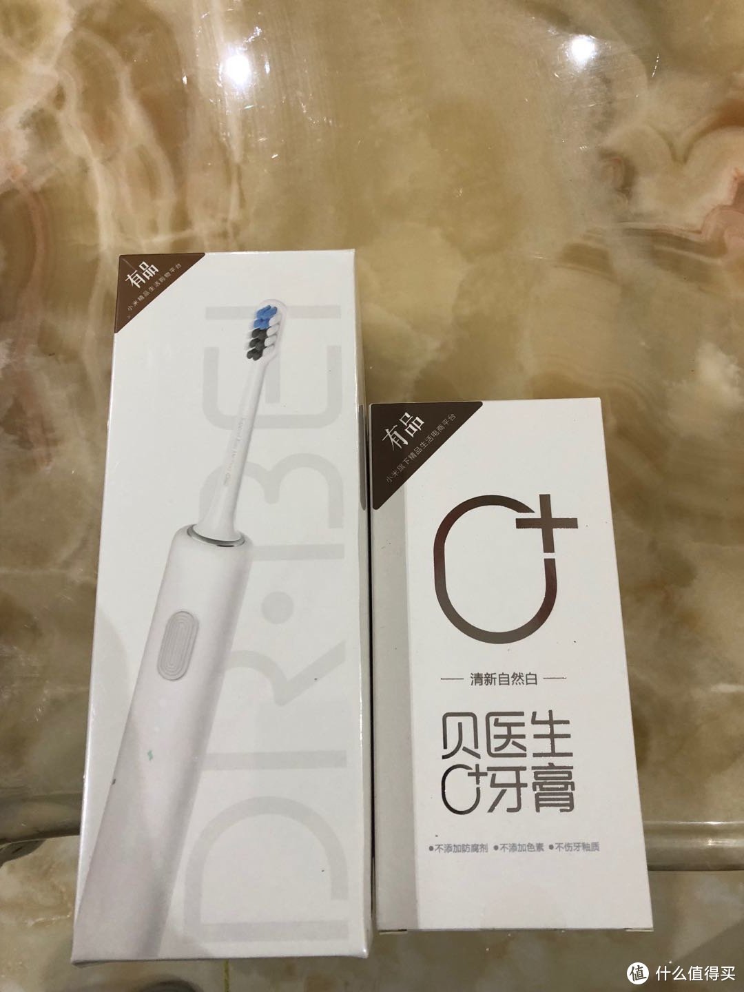 这是贝***声波电动牙刷的包装盒，简单明了，直接把产品呈献