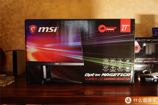 微星MSI MAG271CR是一个名副其实的电竞显示器，不管是从外包装还是内部设计都是浓浓电竞金属风。