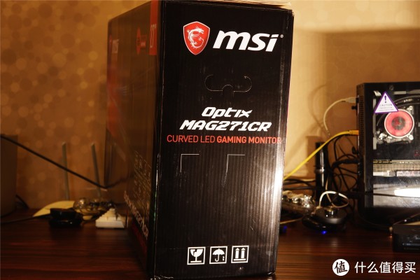 没错包装四周都印有MSI LOGO，红色龙盾十分亮眼。不得不说微星这两年在外设上可谓下足了功夫。