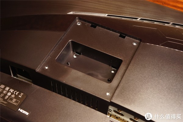 虽然是卡扣+螺丝连接方案，MSI MAG271CR还是预留了4颗螺丝方便用户改用显示器支架。