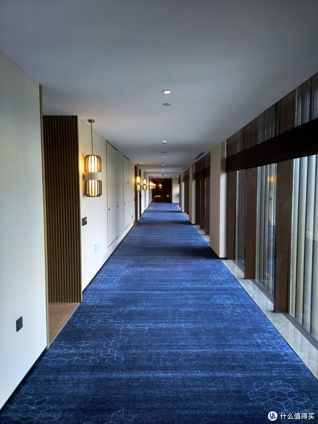 长长的门廊，地毯很厚