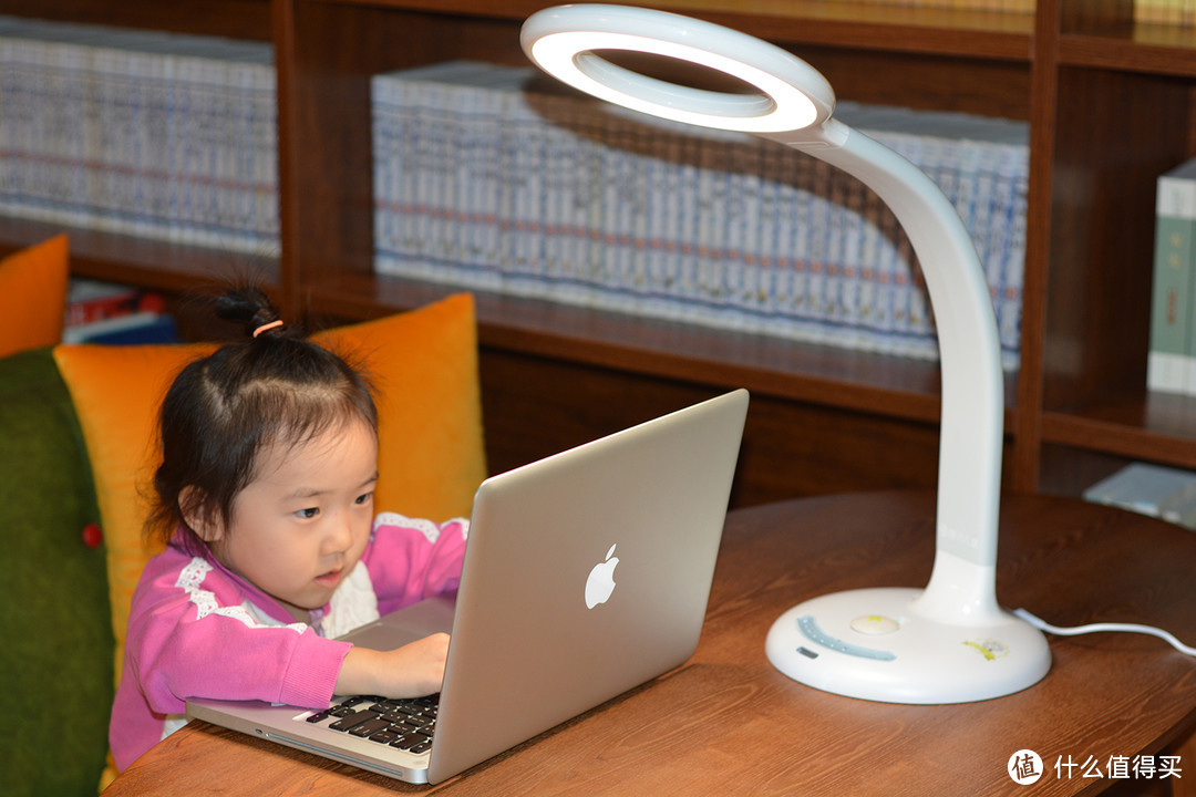 腾讯儿童智能台灯K9，不仅能照明还能在线辅导作业