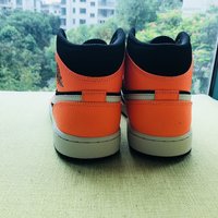 耐克 Air Jordan 1 MID 男款篮球鞋外观展示(中底|鞋帮|鞋底|鞋头)