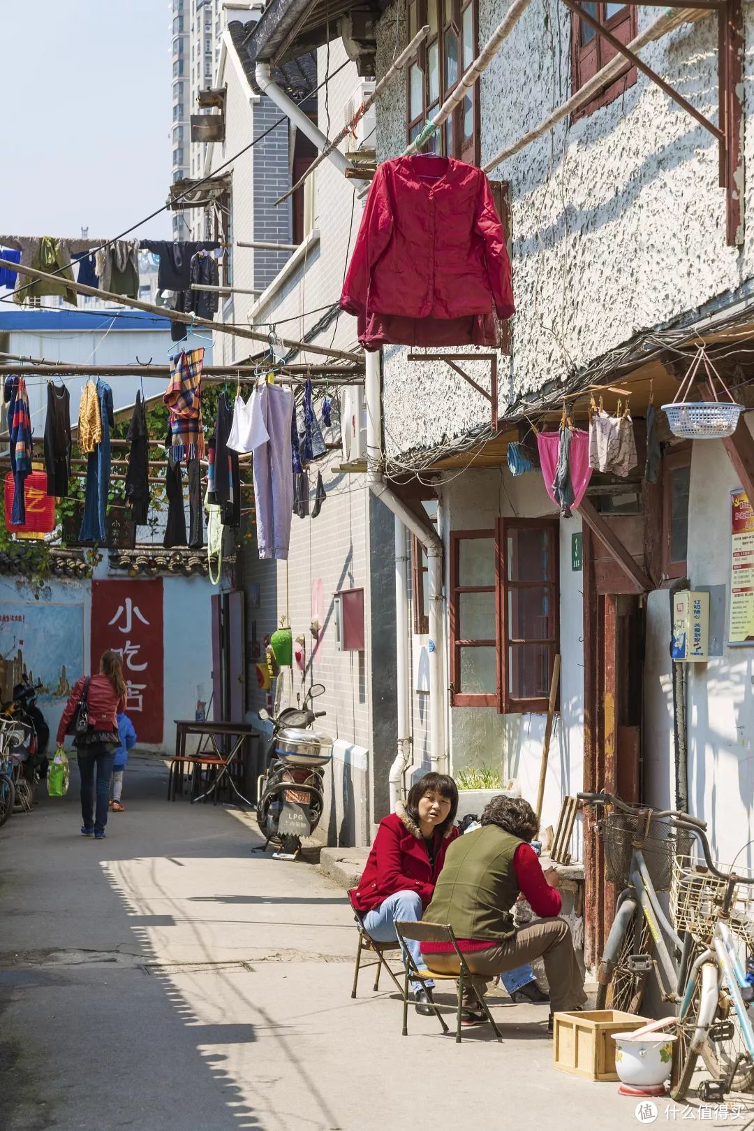 不吃不喝600年才买得起一个车位……在一线城市生活成本到底有多高？