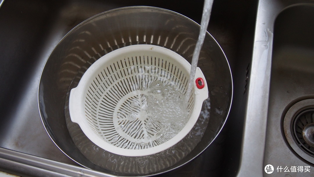 洗净一个水盆和小筐备用，分别用于冷却米粉和沥干水分