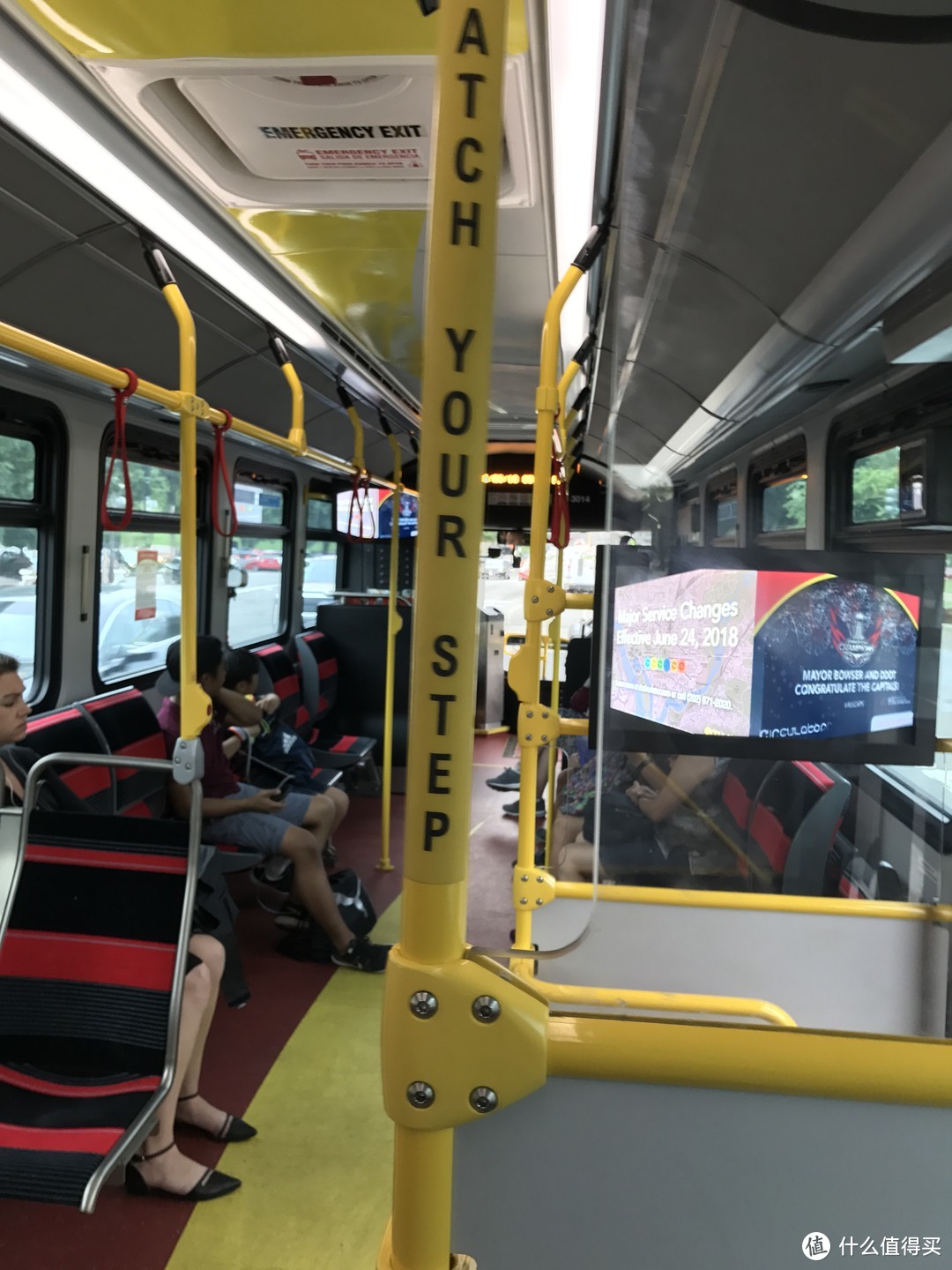 华盛顿特区公交车（注意窗边的黄条以及柱上按钮）