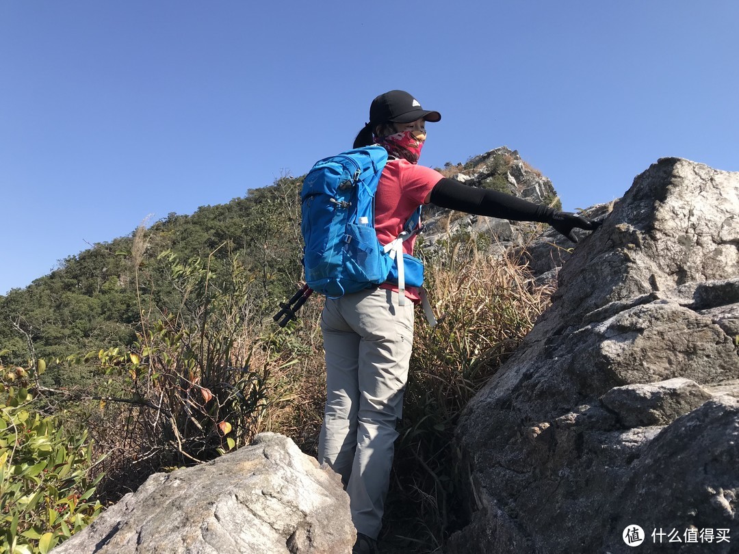 这次时间窘迫，没有给媳妇拍好看的背影，放张去年排牙山的抓拍。