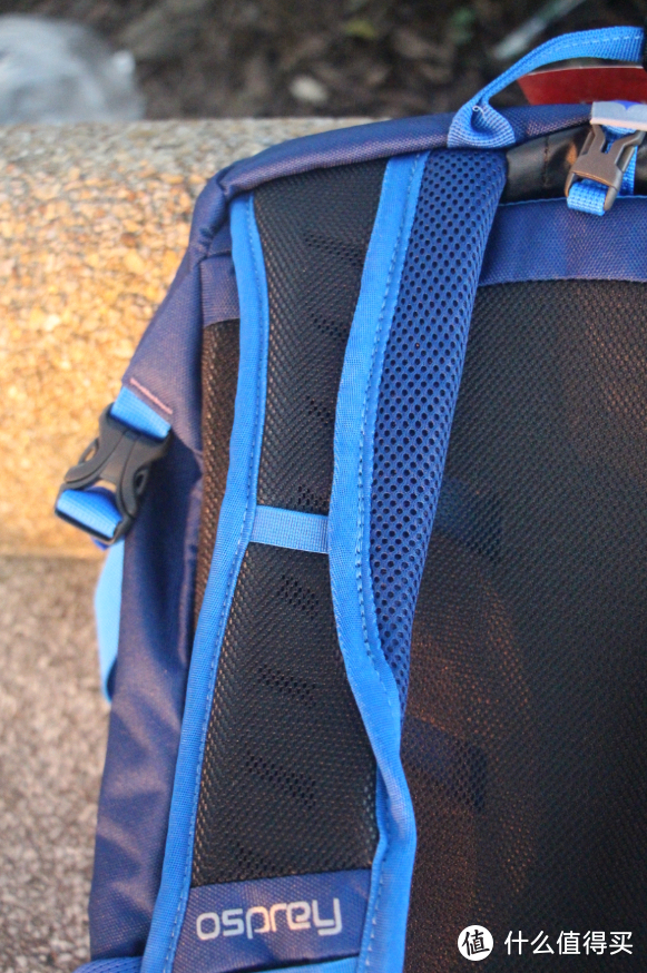 为了增加背负系统的透气性，连背带的设计都是用打孔泡沫来填充（这也注定了这个背包负载有限），还有对应的空气导流槽设计，满分好评。
