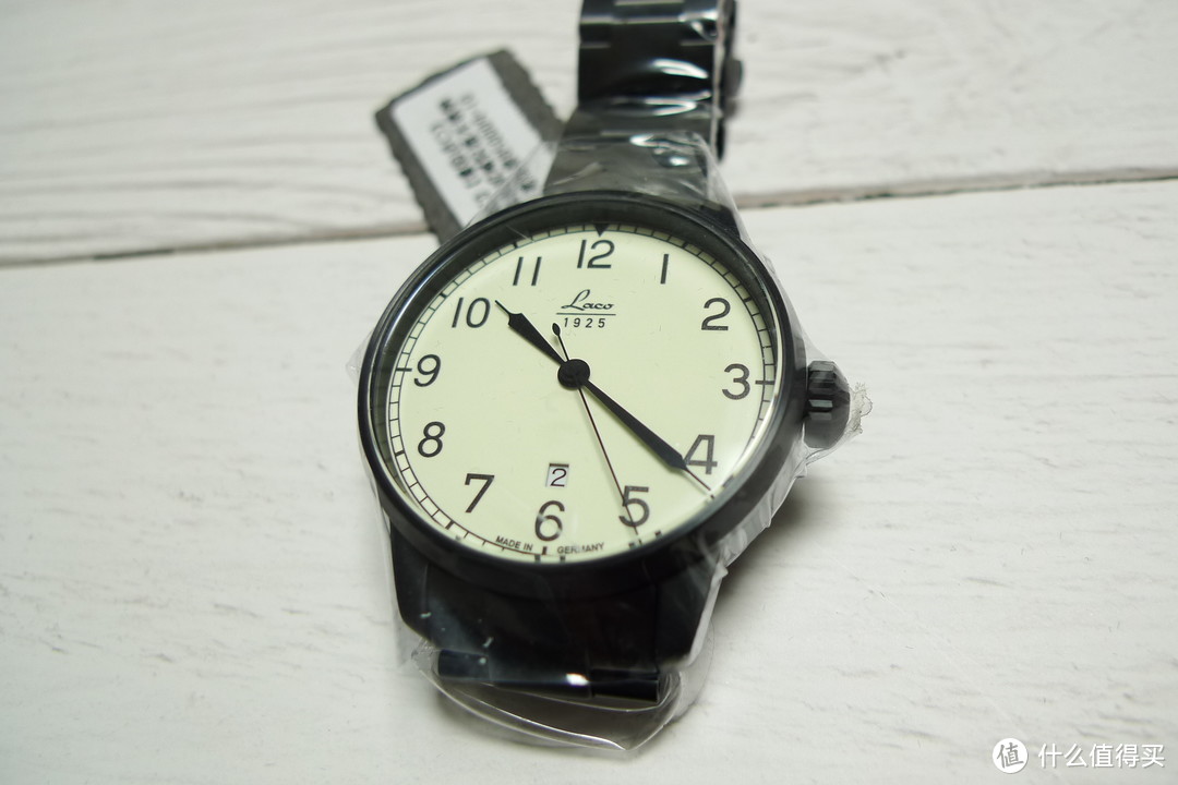手表本体，表盘直径42mm，盘面非常简洁，可以显示日历，采用了环保夜光材质，官方介绍可以光照10分钟夜光4小时