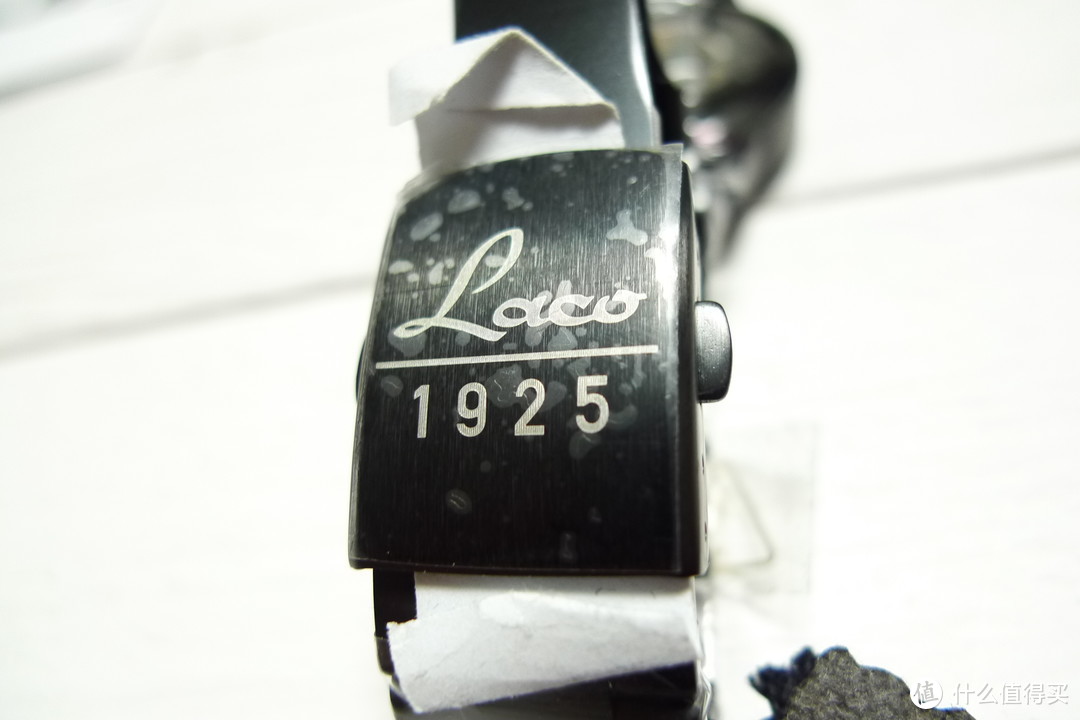 表带扣特写，无处不在的“laco  1925”logo