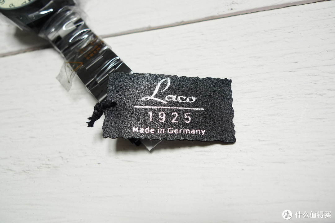 皮革材质的朗坤铭牌，表带采用的是316钢材