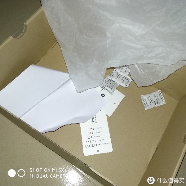 这是里面的东西，一张单子，两张卡片，几包类似干燥剂的东西