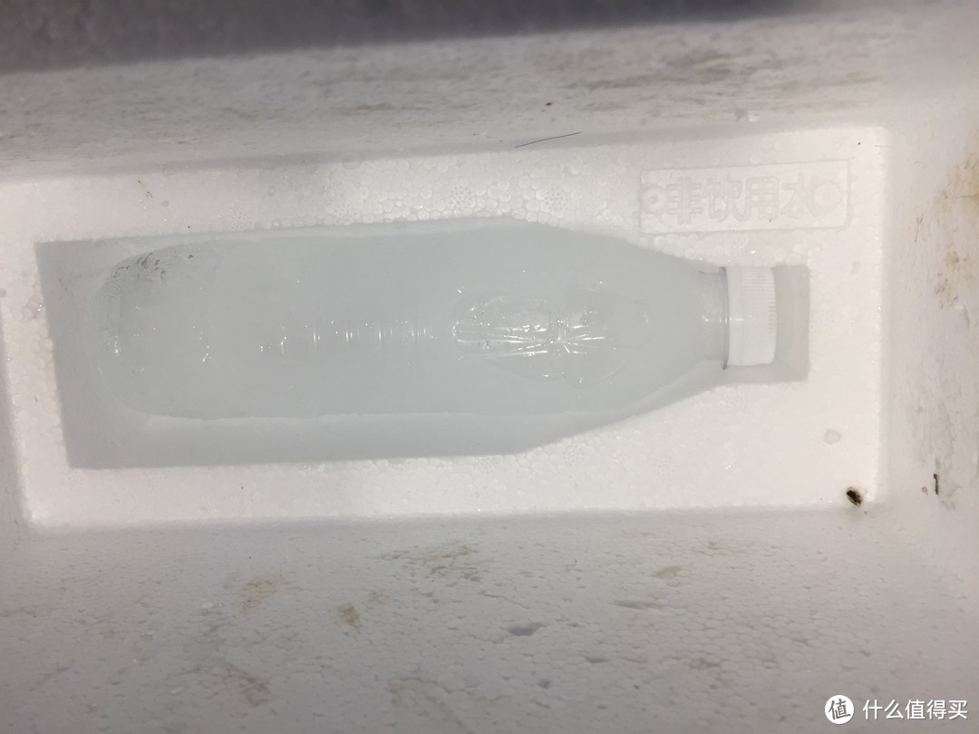 提供低温的里面不是标准的冰袋，而是一瓶水。。。大概是为了保湿？