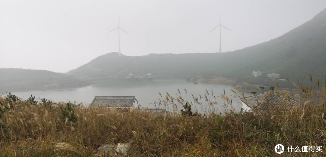 略过，没什么好拍的，湖边有露营地