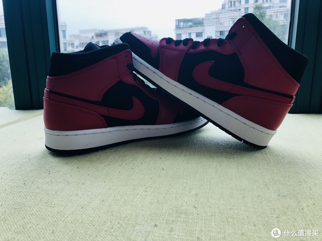 平心而论，这双黑红8孔有点好看----AIR JORDAN 1 Mid 黑红