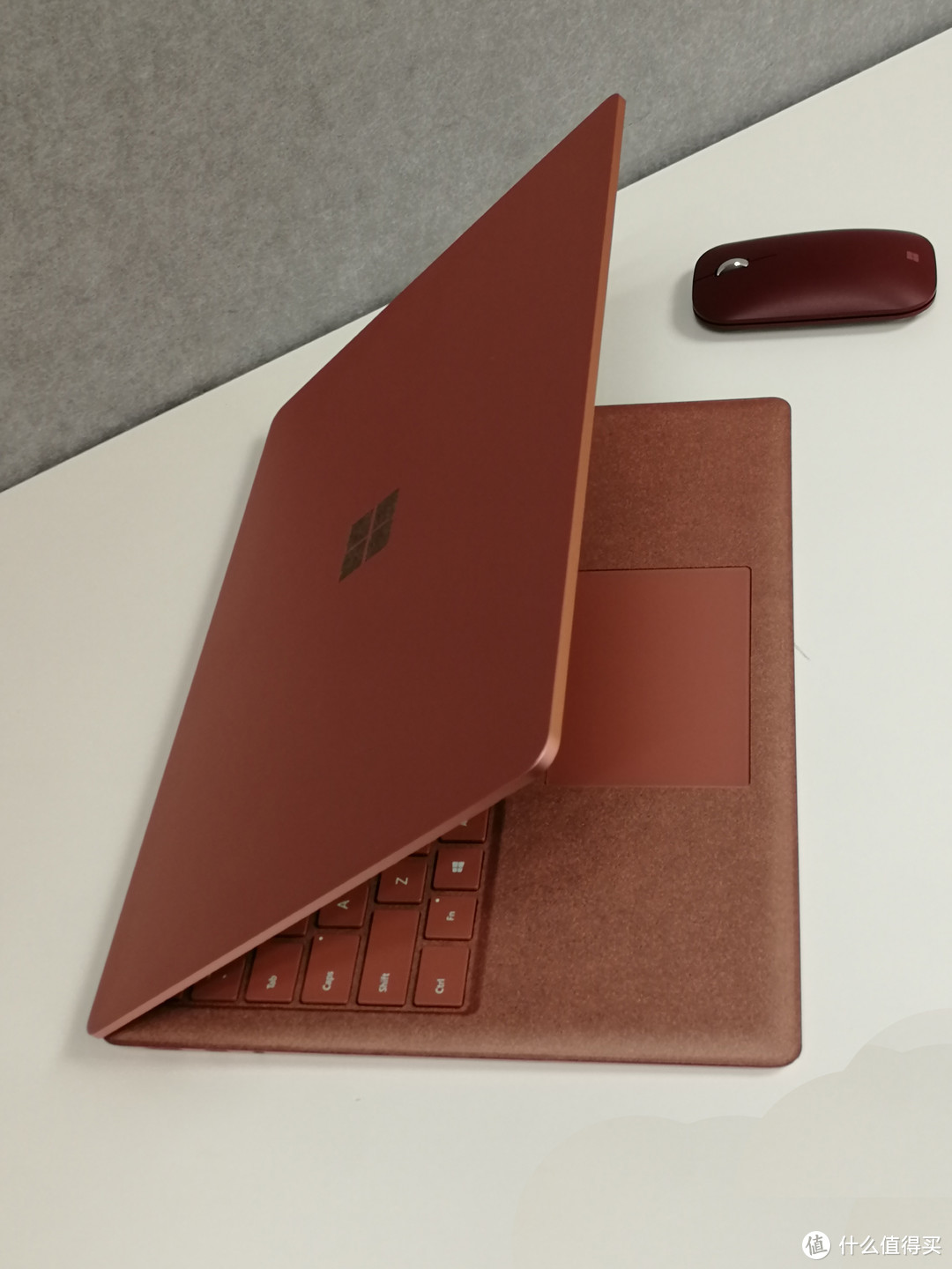 灰粉金版本的surface laptop2（由于光线的原因，图片的颜色有点失真）