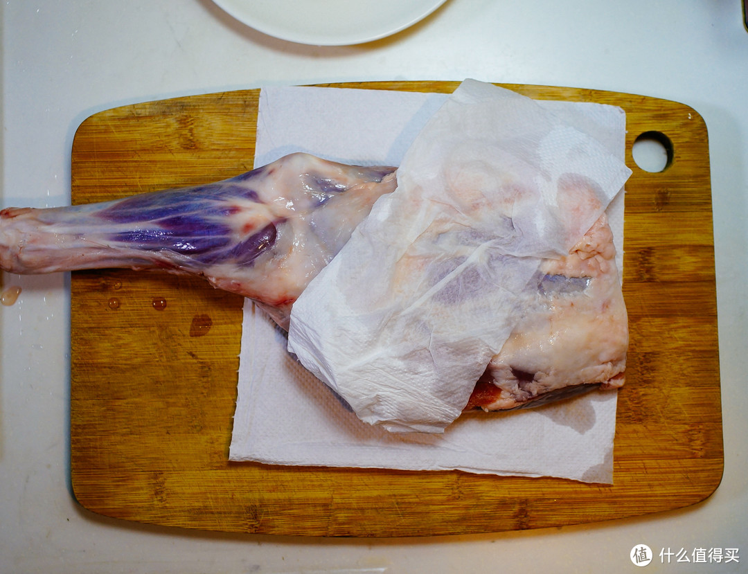 解冻好的羊腿，用厨房纸吸干表面水分
