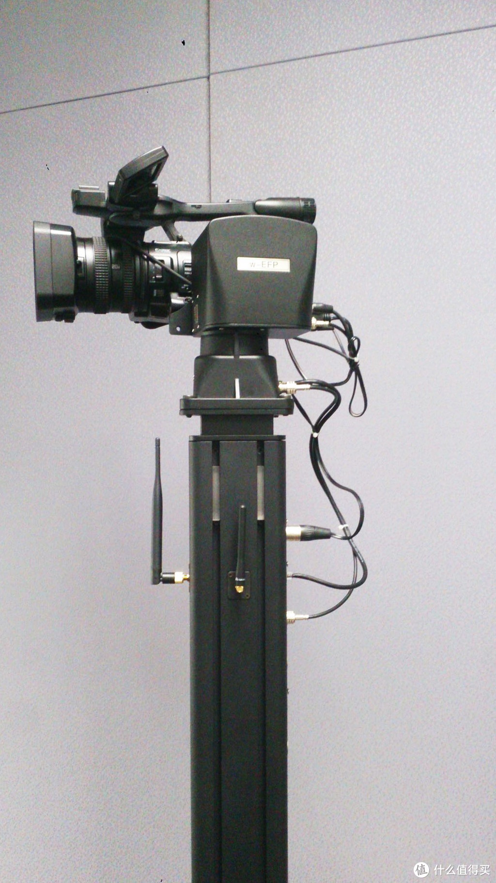 索尼的电控云台，把摄像机固定在一个“柱子”上，可以远程摇控机器的移动
