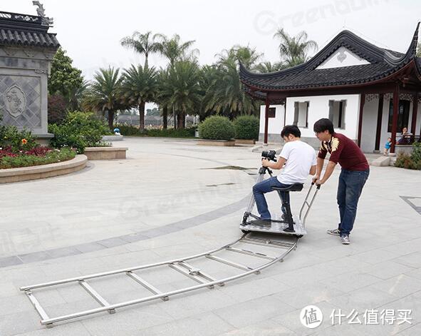 利用脚架和地轨，拍摄出环绕变化的视角镜头