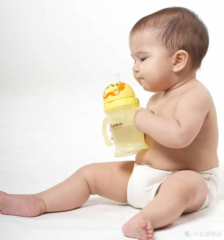 奶瓶、吸管杯、鸭嘴杯、学饮杯……0-3岁宝宝到底该用什么杯子？
