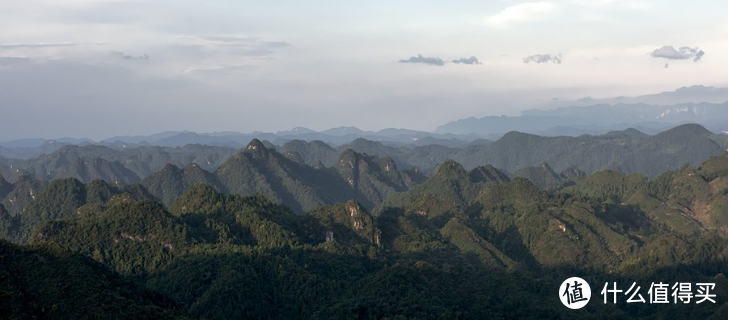 途中的景点，万马归朝，从这看山好像都一般高，像一匹匹骏马