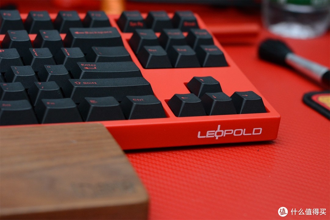 ​ 桌面上的几个小物件和又一把红色键盘  leopold FC750R 赤色限定