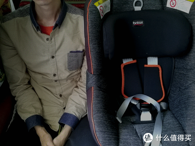 车内拍摄条件不好，用沙发模拟反向与正向安装对肩部空间的影响。