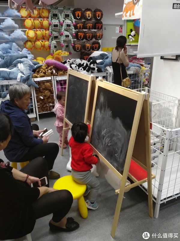 画板在宜家的摆放处，供小朋友玩耍