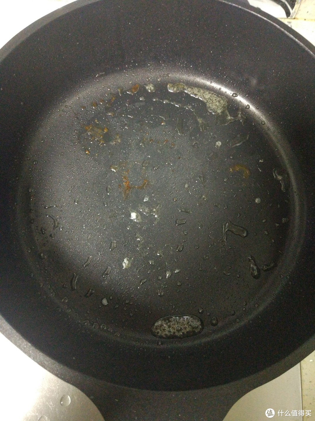 煎完之后，锅子里就是这样的状态了。可以看到有部分焦焦贴着锅面的感觉。
