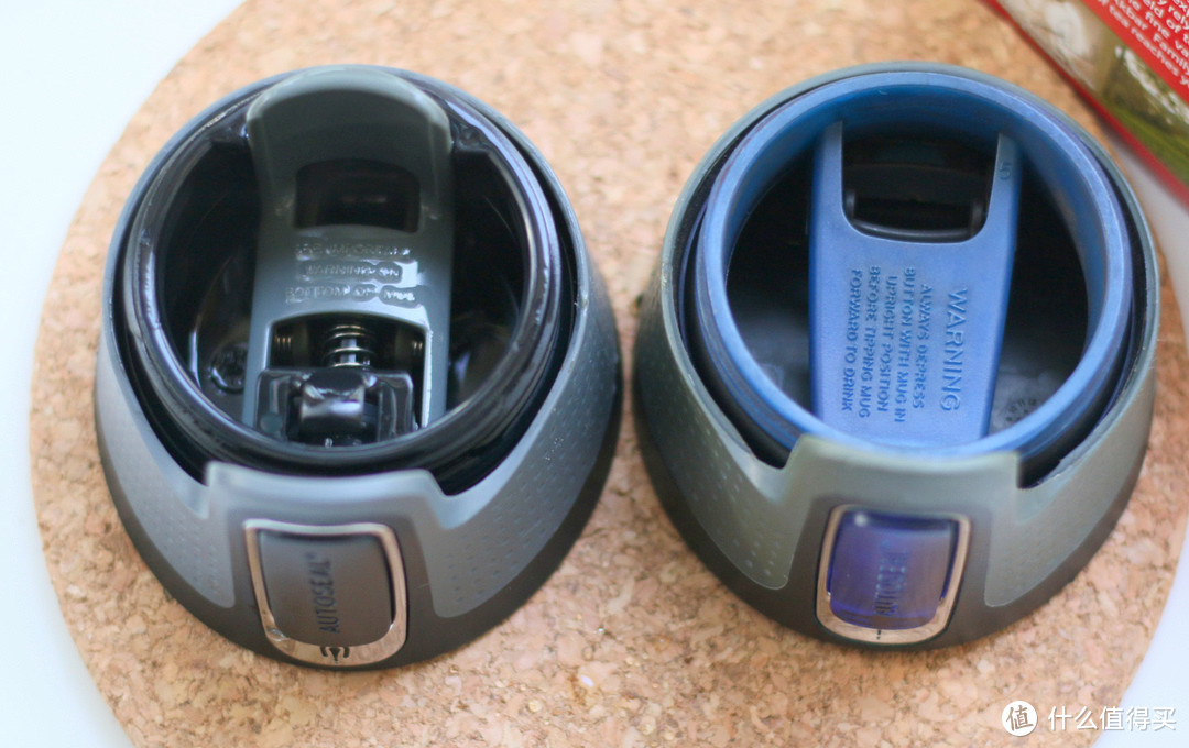 左边为新款杯盖，右边蓝色的是旧款杯盖