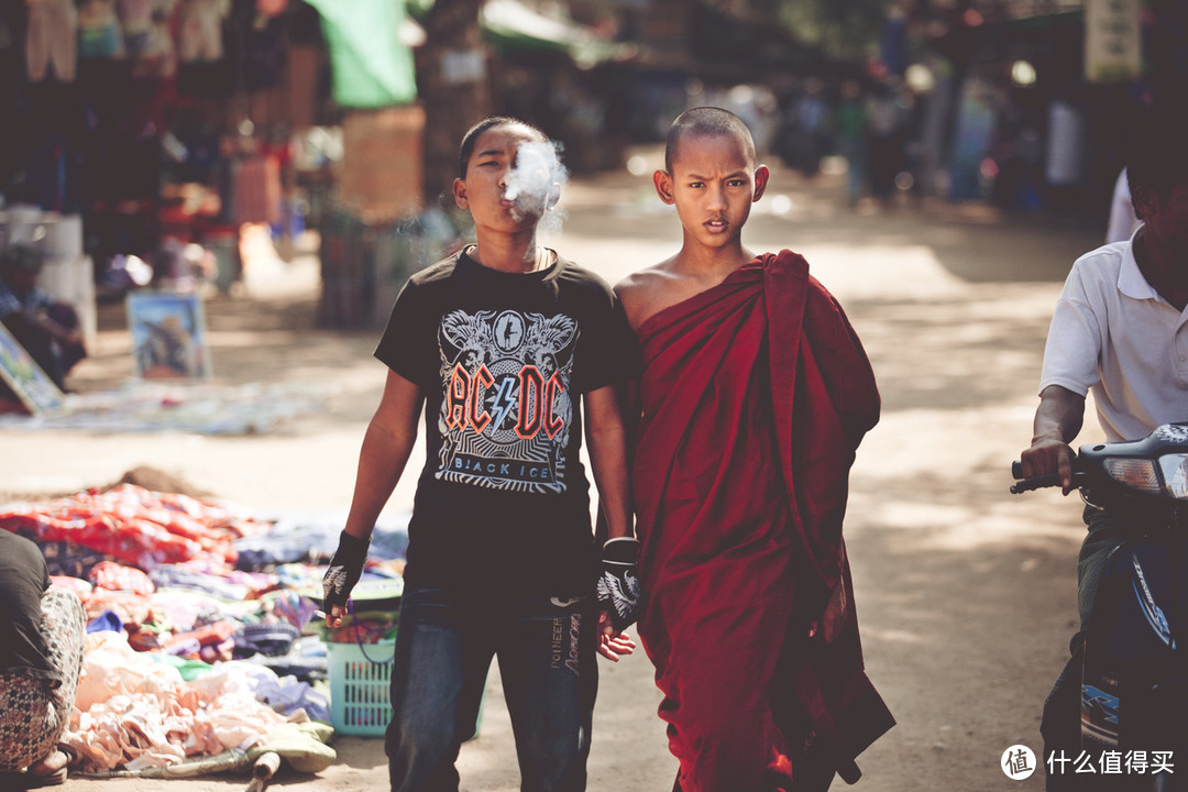 摄影师RogerStonehouse,摄于缅甸街头
